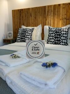 奥比多斯Casa D Amélia的酒店客房,配有两张带毛巾的床