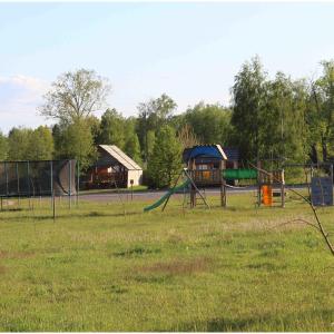 BorzychyEurostruś - zoo, domki的一个带游乐场的公园,有房子和滑梯