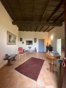 维泰博Antico Casale Edifizio的一间大客厅,配有桌子和地毯