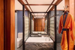 高尔杰特维茵酒店集团有限公司的带浴缸和盥洗盆的浴室