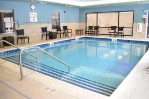 兰道夫Holiday Inn Express & Suites - Boston South - Randolph, an IHG Hotel的一个带桌椅的大型游泳池