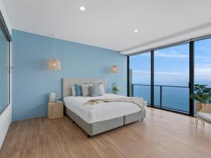 黄金海岸克尔克卡瓦尔-GCLR酒店的一间卧室设有一张床,享有海景