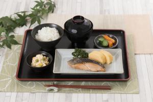 横滨C.YOKOHAMA的盘子,盘子上放着一盘米饭和蔬菜