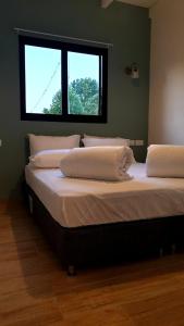 Ma‘yan Barukhכפר הנופש מעיין的卧室设有两张床,带窗户