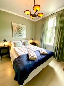 斯特兰达Fjord View Apartment的一间卧室配有一张床,上面有两条毛巾