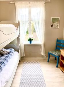 斯特兰达Fjord View Apartment的一间卧室配有双层床和窗户。