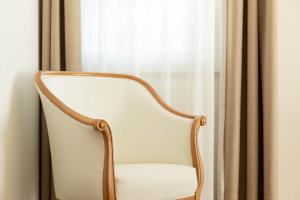 拉纳Landhaus am Gries的窗前的白色椅子