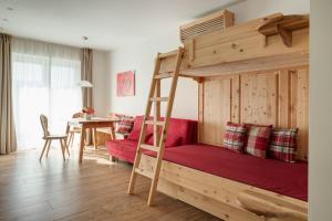 拉纳Landhaus am Gries的一间卧室配有一张木制双层床和梯子