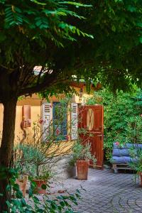 弗隆海姆Biggi‘s Garten-Finca的花园中带门和长凳的房子