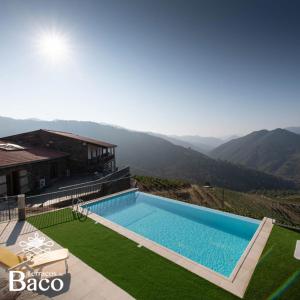 RibalongaTerraços de Baco的一座山房前的游泳池
