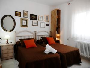 Casa Rural Los Serrano客房内的一张或多张床位