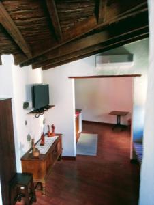 圣巴托洛梅Rural Suite Santiago de Tunte的客厅配有桌子和电视