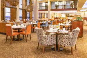 肯普顿帕克City Lodge Hotel at OR Tambo International Airport的餐厅内带桌椅的用餐室