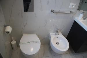 佩斯卡拉B&B Pescara Centro Luxury Suite的白色的浴室设有卫生间和水槽。
