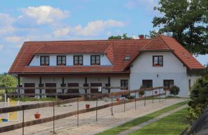 VodňanyUbytování pod Haniperkem的一座大型白色房屋,设有红色屋顶