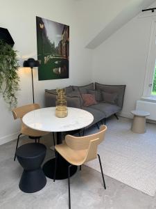 乌得勒支Utrecht City Apartments - Maliesingel的客厅配有桌子和沙发