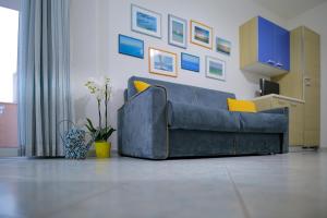 阿尔盖罗伊尔梅尔迪阿莉达公寓酒店的客厅里一张蓝色的沙发