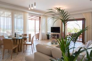 梅加尼西岛Asteria Villas的客厅配有沙发和桌子