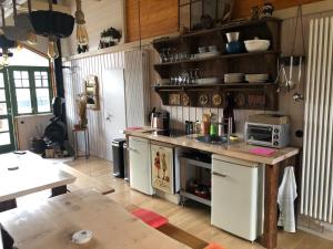 MellenseeAlexanderhaus的厨房配有带微波炉的柜台和桌子。