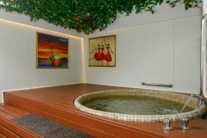 陶波VU Thermal Lodge - ADULTS ONLY MOTEL的客房内的带按摩浴缸的浴室