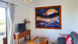 波利斯Tina’s Cozy Studio的客厅配有沙发和墙上的绘画