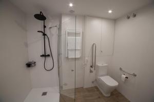 扎鲁亚斯Loft en Zarauz con parking Hator 1的带淋浴和卫生间的白色浴室