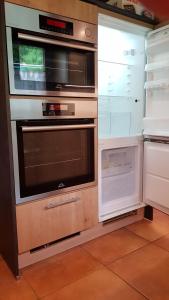 宁布雷希特Jagdhaus Malzhagen的厨房配有2个烤箱和1台开放式冰箱。