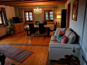 勒芬根Villa Grenzenlos的客厅配有沙发和桌子