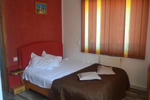 锡纳亚维拉皮蒂酒店的一间卧室配有床、窗户和床罩。