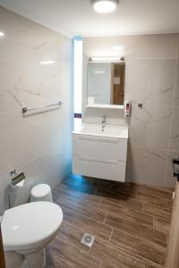 巴尔奇克White House Family Hotel Spa zone的浴室配有白色卫生间和盥洗盆。