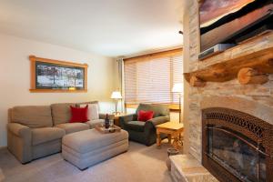 特拉基North Star - Ski View Condo的带沙发和壁炉的客厅