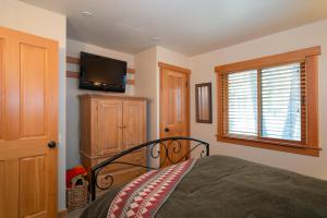 特拉基North Star - Ski View Condo的一间卧室配有一张床和一台平面电视