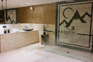 Villard-ReculasChalet l'Ardoisière的一间带大型淋浴和盥洗盆的浴室