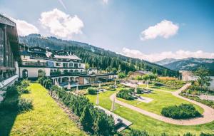 霍赫克尼希山麓丁滕优泊古森艾姆度假酒店的享有以山脉为背景的度假胜地的景致。