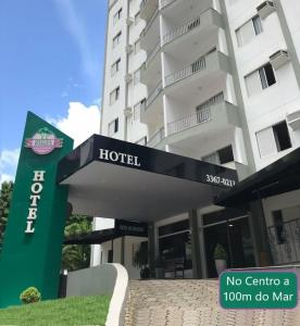 巴拉奈里奥-坎布里乌Hotel do Bosque的建筑前有标志的酒店