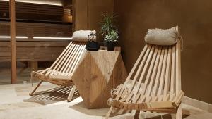 Villard-ReculasChalet l'Ardoisière的两个木椅,彼此坐在一个房间里