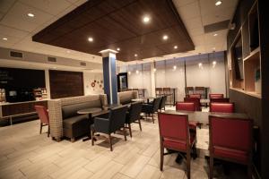 Holiday Inn Express & Suites - Boston South - Randolph, an IHG Hotel酒廊或酒吧区