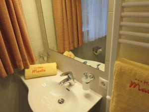 厄茨玛丽塔旅馆的浴室设有白色水槽和镜子