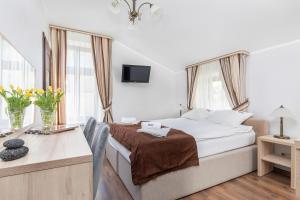 米兹多洛杰Villa Baltic Dream的酒店客房设有一张床、一张书桌和窗户。