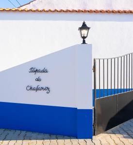 埃斯特雷莫斯Tapada do Chafariz的蓝白墙,上面有光