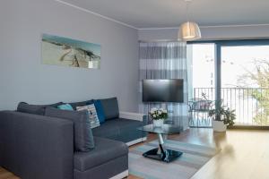 米兹多洛杰Horyzont by Baltic Home的带沙发和电视的客厅