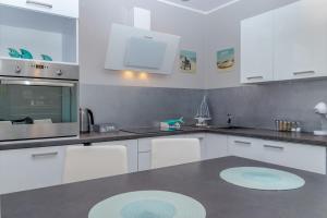 米兹多洛杰Horyzont by Baltic Home的厨房配有白色橱柜和台面