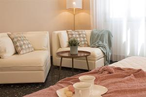 普拉托阿坎托阿尔中心住宿加早餐旅馆的客厅配有沙发和桌子