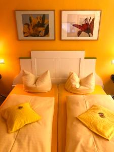 舍姆贝格豪斯艾姆库公寓酒店的客房内的两张床和枕头