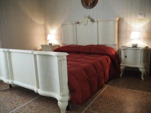 圣贝内代托-德尔特龙托Bel Fiore的一间卧室配有红色的床和2个床头柜