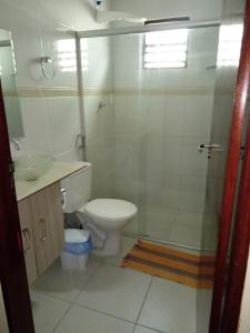巴伊亚达特莱桑普萨达娜贝拉多玛尔酒店的浴室配有卫生间、淋浴和盥洗盆。