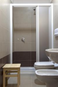 克雷莫纳阿切托酒店的带淋浴、卫生间和盥洗盆的浴室
