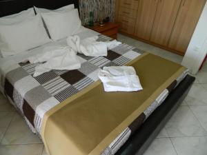 Glyka NeraStella's Home的床上配有毛巾和浴袍