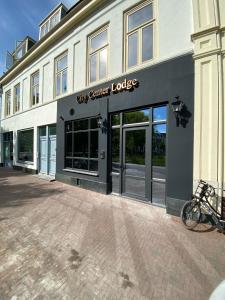 乌得勒支City Center Lodge Utrecht的建筑物前的商店,外面有一辆自行车