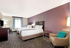 新坎伯兰新坎伯兰酒店的酒店客房,配有两张床和椅子